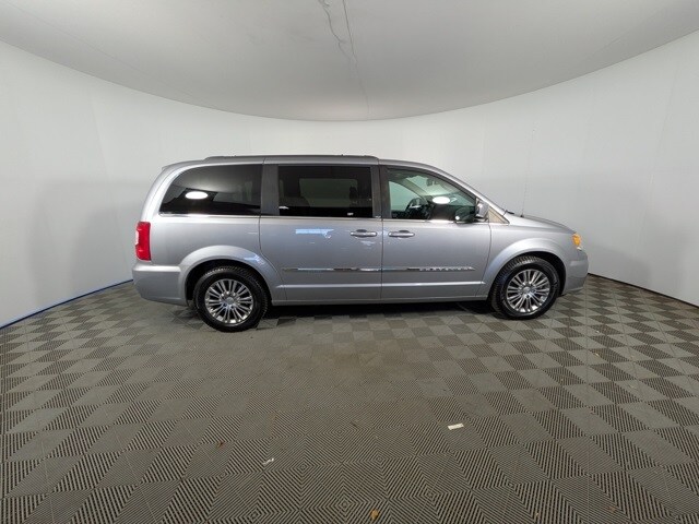 2014 Chrysler Town & Country photo 2