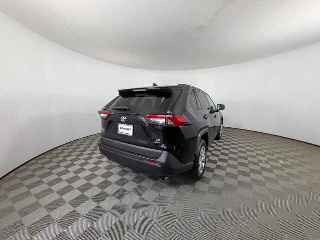 2021 Toyota RAV4 LE photo 3