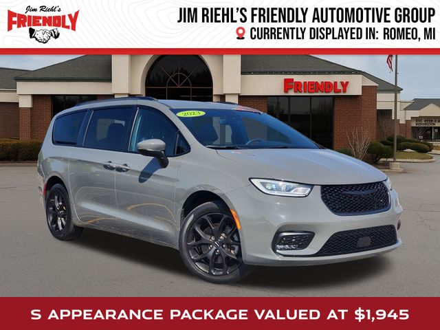 2023 Chrysler Pacifica Touring L AWD's photo