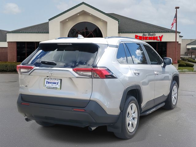 2020 Toyota RAV4 LE photo 4