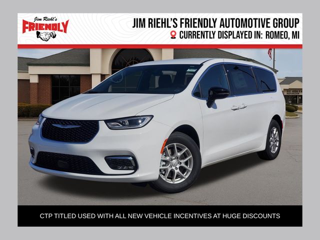 2026 Chrysler Pacifica Select's photo