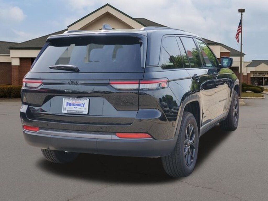 New 2026 Jeep Grand Cherokee Laredo Sport Utility
