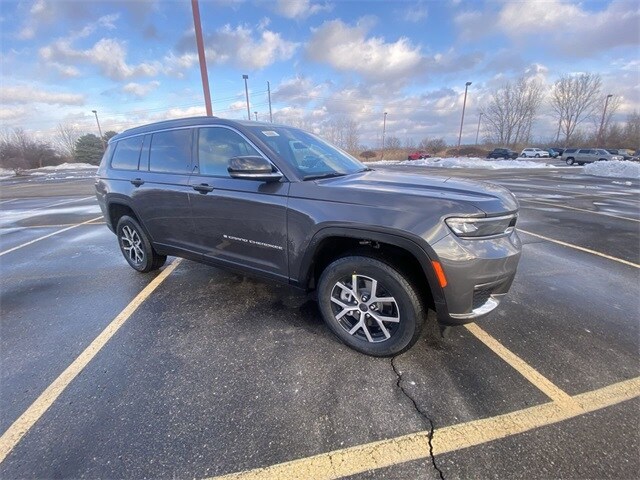2025 Jeep Grand Cherokee Limited photo 3
