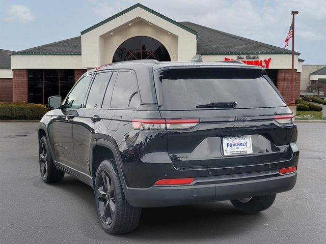 2023 Jeep Grand Cherokee Laredo photo 4