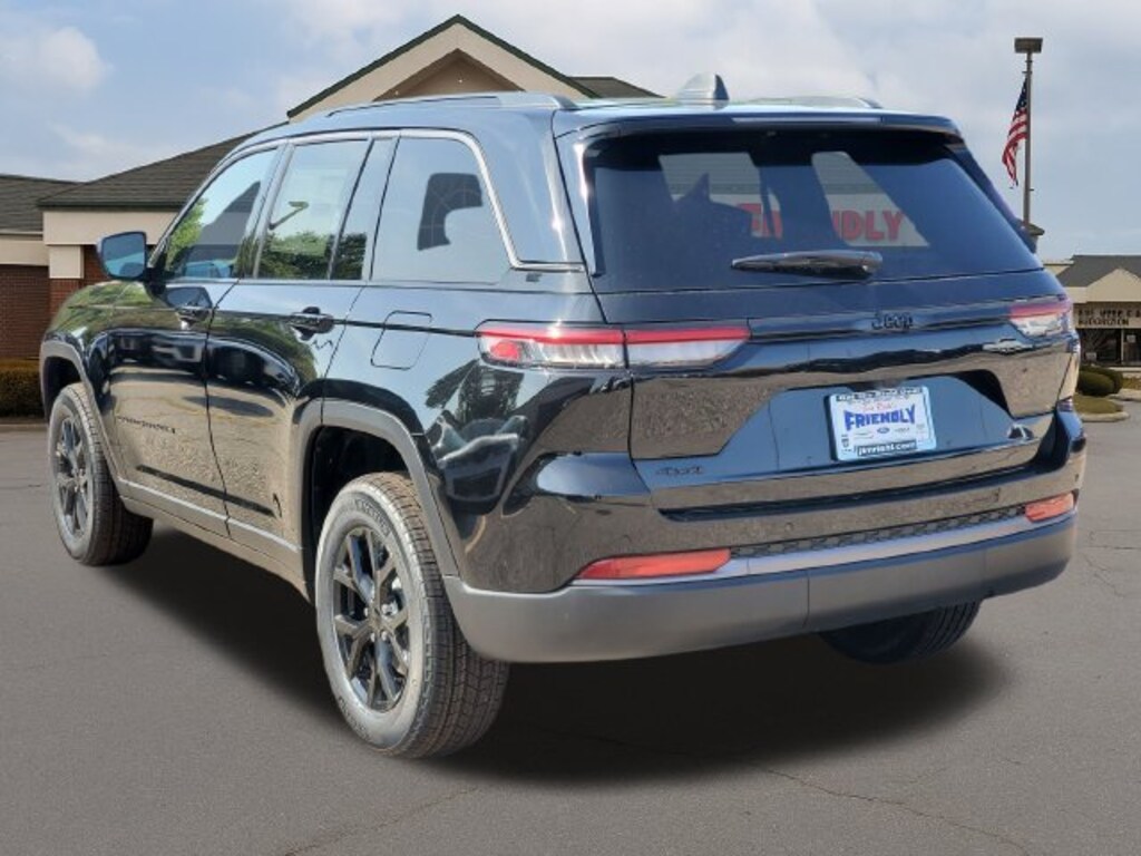 New 2026 Jeep Grand Cherokee Laredo Sport Utility