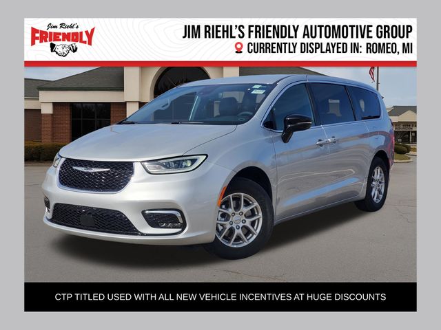 2026 Chrysler Pacifica Select's photo