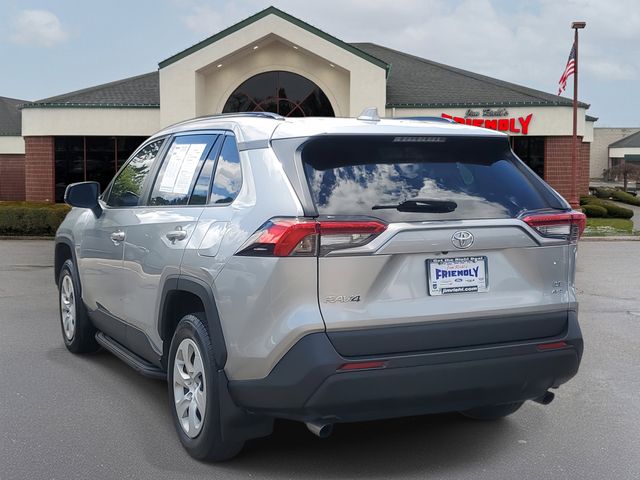 2020 Toyota RAV4 LE photo 3