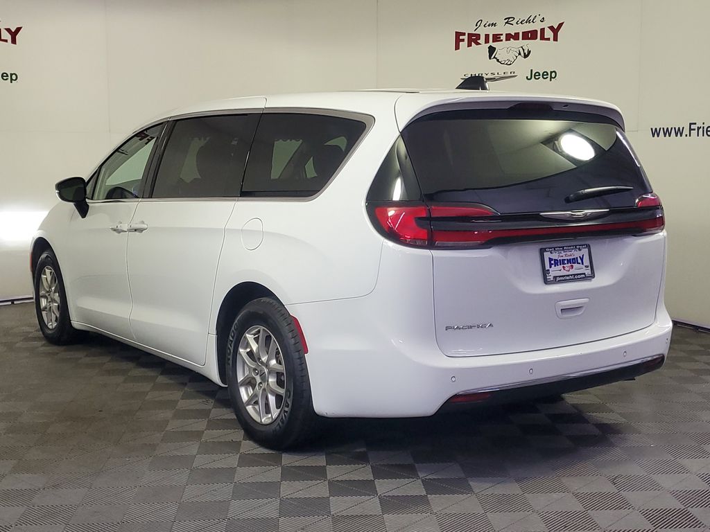2024 Chrysler Pacifica Touring L photo 4