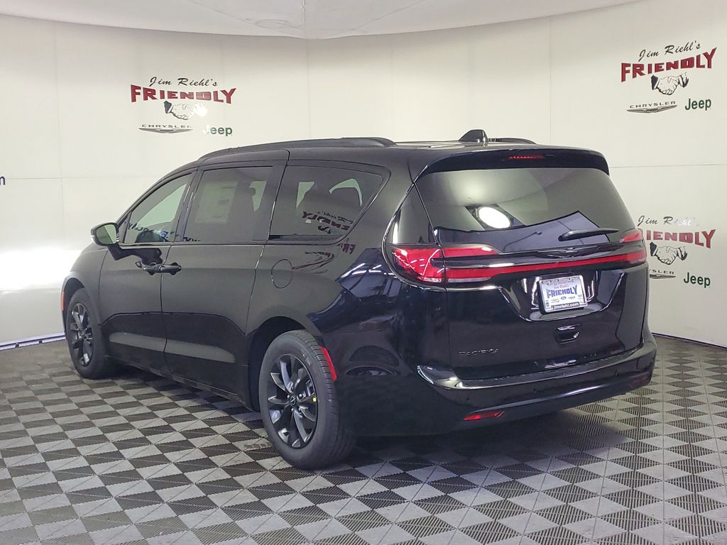 2025 Chrysler Pacifica photo 2