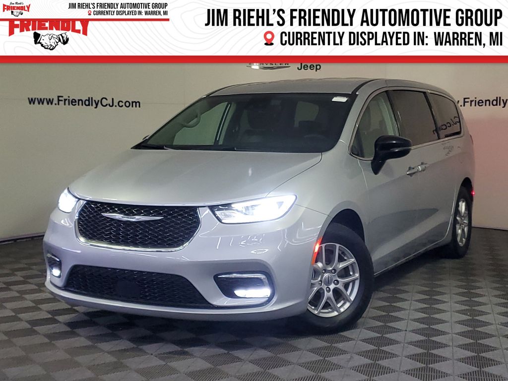 2024 Chrysler Pacifica Touring L's photo