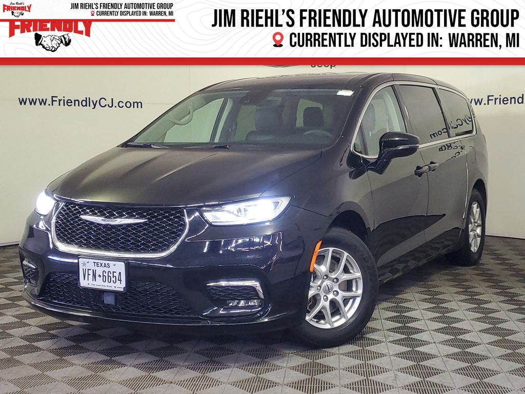 2024 Chrysler Pacifica Touring L's photo