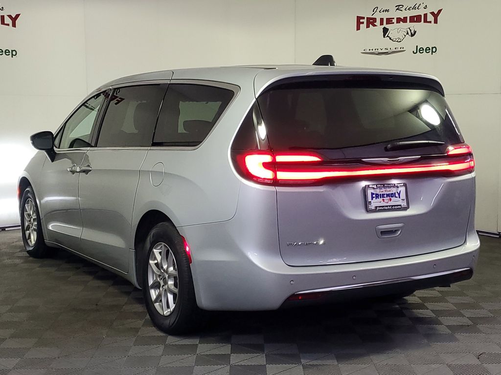2024 Chrysler Pacifica Touring L photo 4