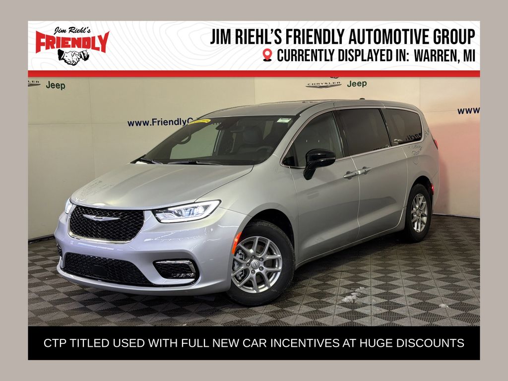 2026 Chrysler Pacifica Select's photo