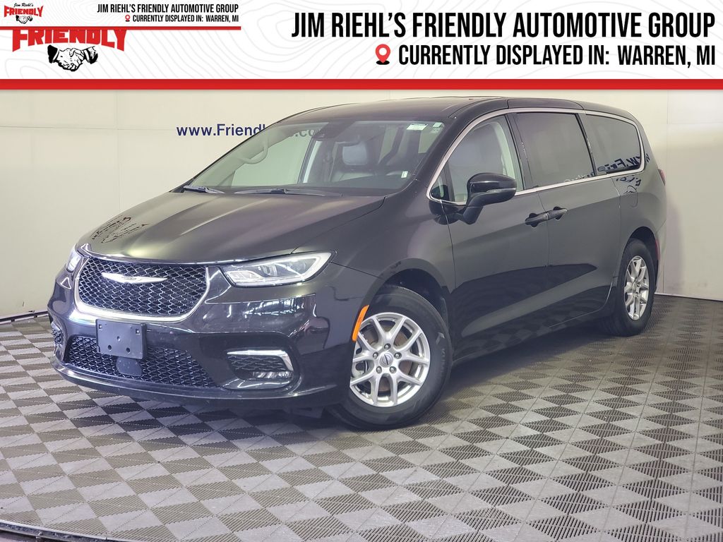2023 Chrysler Pacifica Touring L's photo