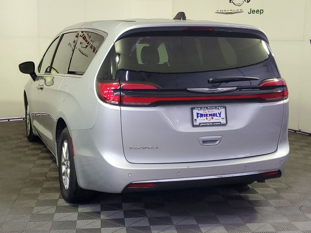 2024 Chrysler Pacifica Touring L photo 4