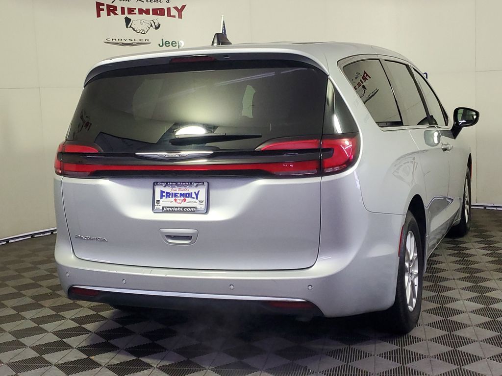 2024 Chrysler Pacifica Touring L photo 3