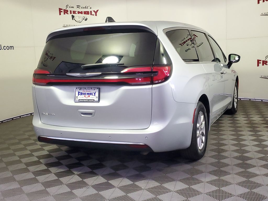 2024 Chrysler Pacifica Touring L photo 3