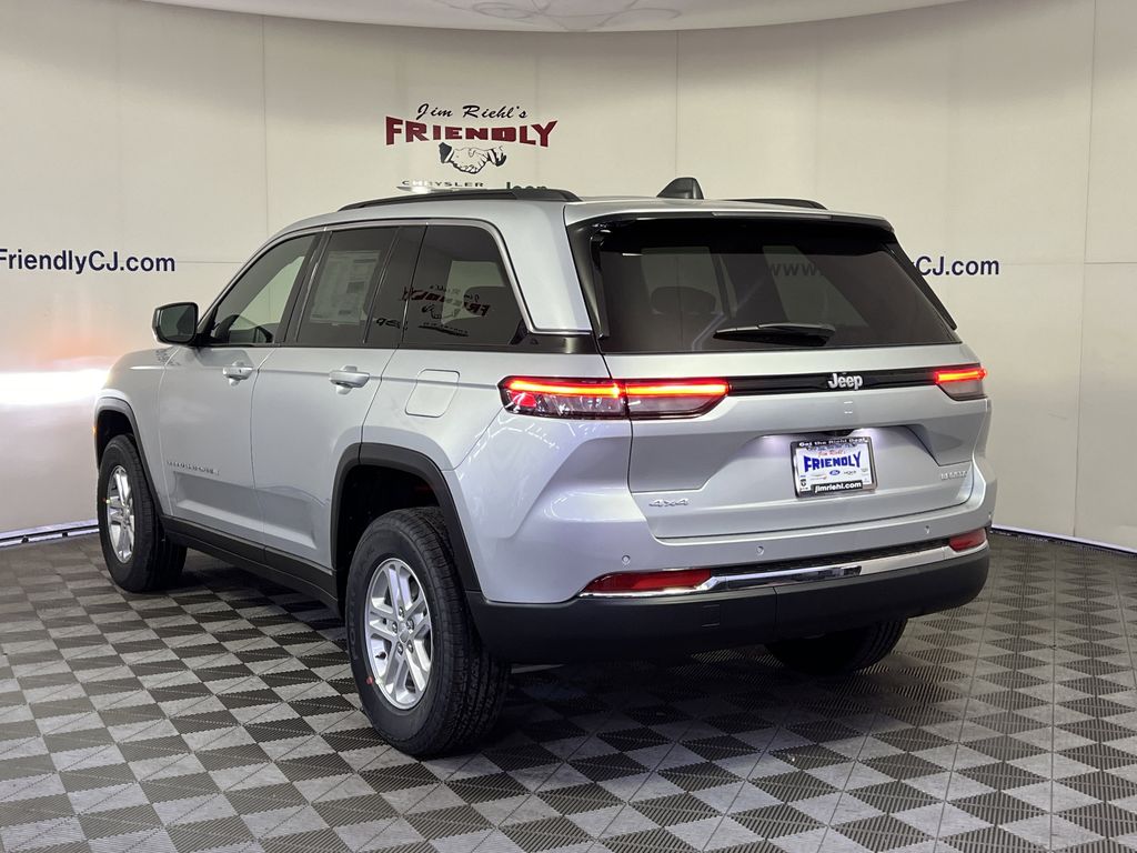 2025 Jeep Grand Cherokee Laredo photo 3