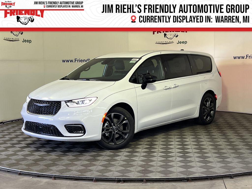 2026 Chrysler Pacifica Select's photo