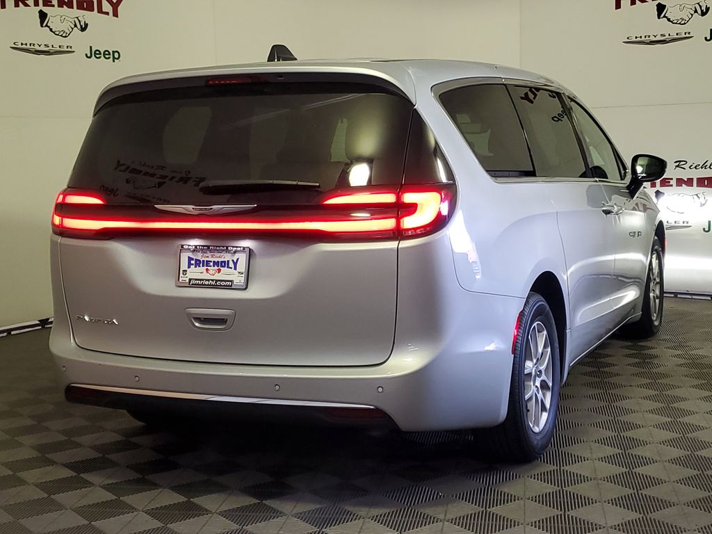 2024 Chrysler Pacifica Touring L photo 3