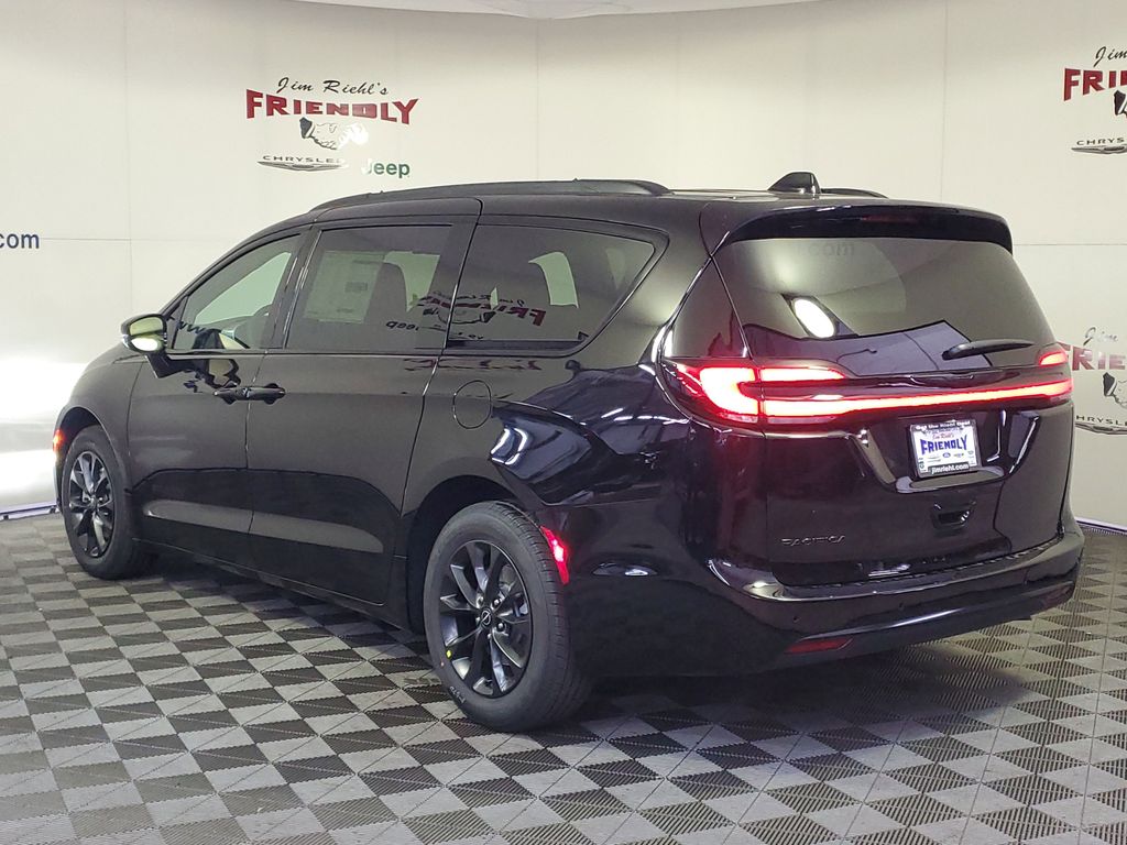 2025 Chrysler Pacifica photo 2
