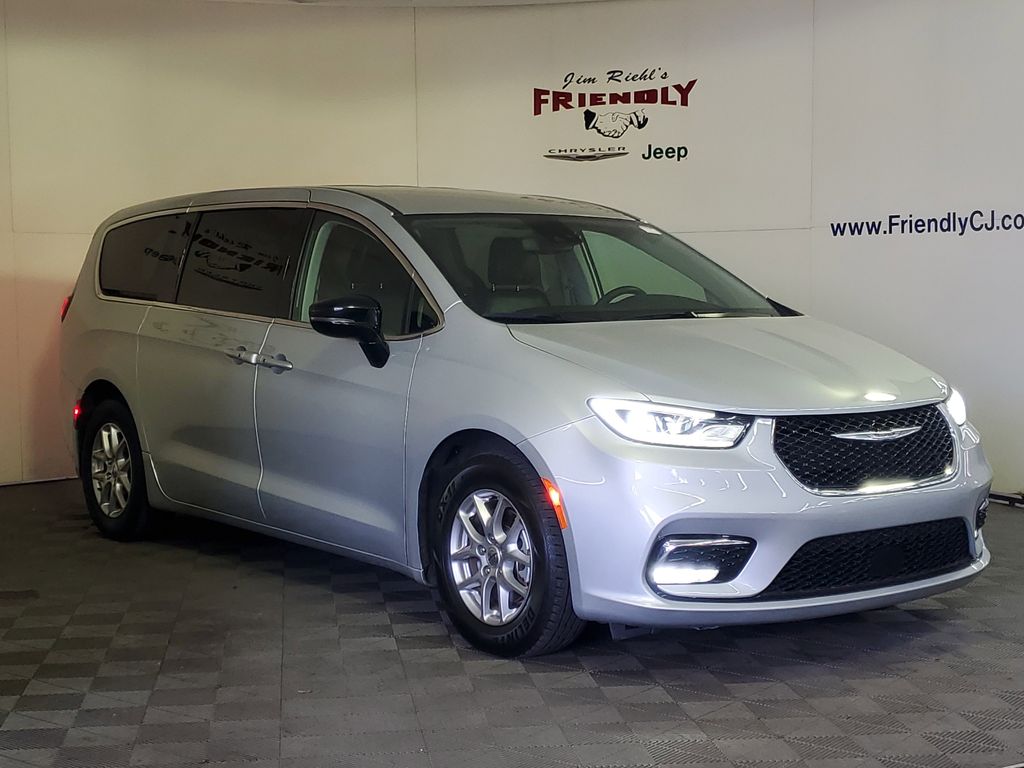 2024 Chrysler Pacifica Touring L photo 2