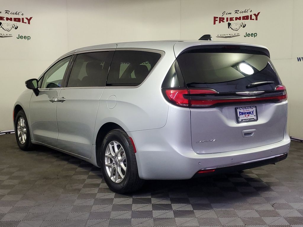 2024 Chrysler Pacifica Touring L photo 4