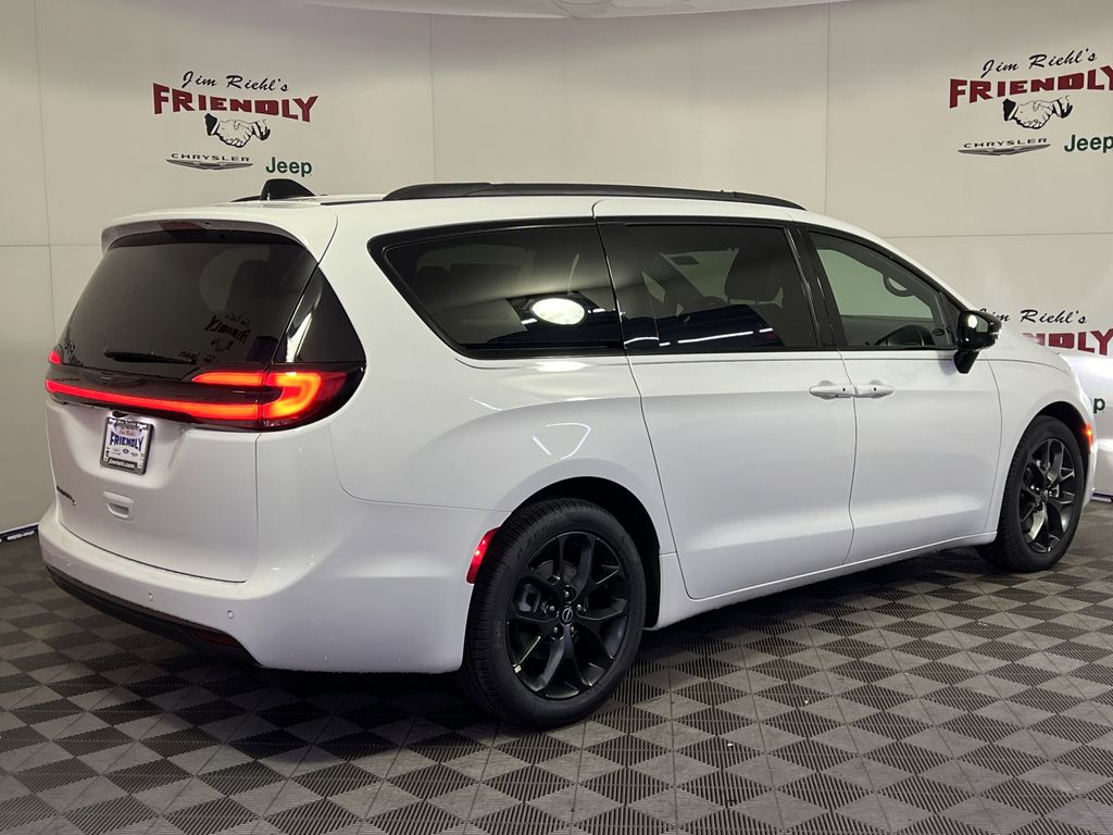 2026 Chrysler Pacifica photo 4