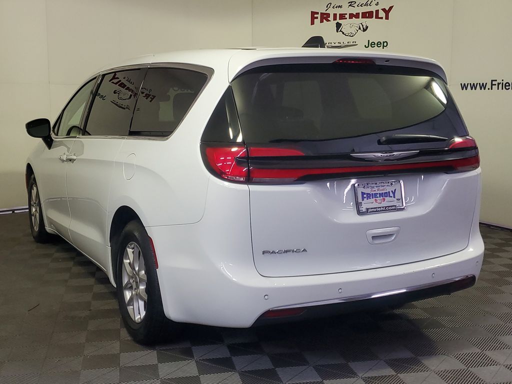 2024 Chrysler Pacifica Touring L photo 4