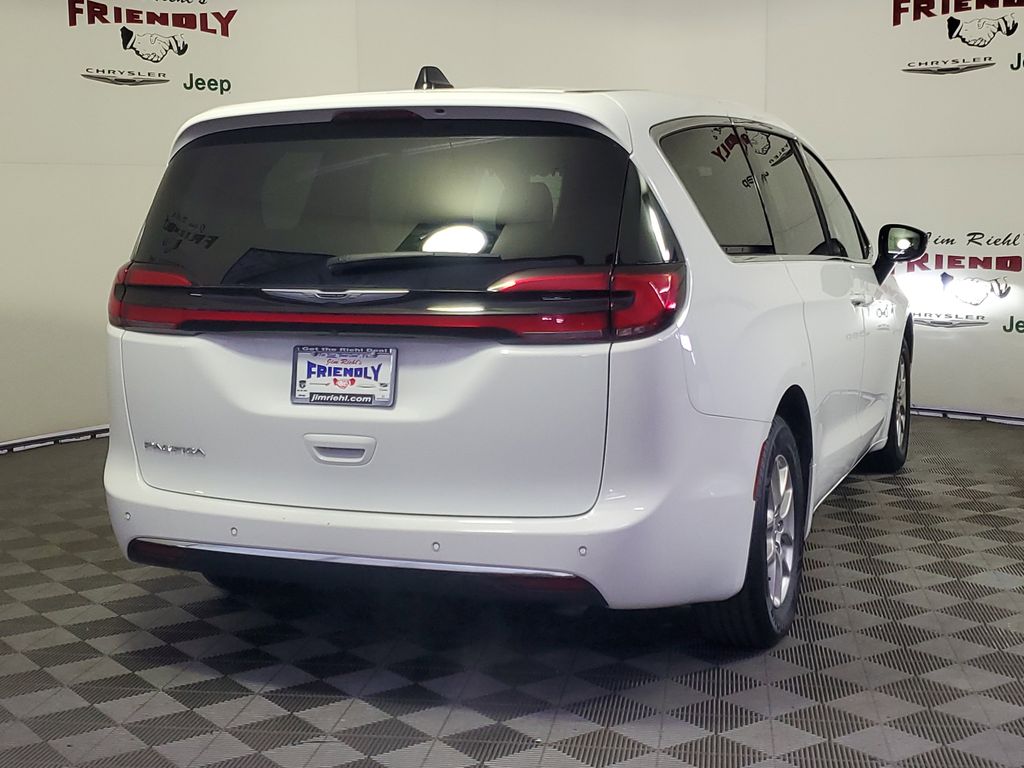 2024 Chrysler Pacifica Touring L photo 3