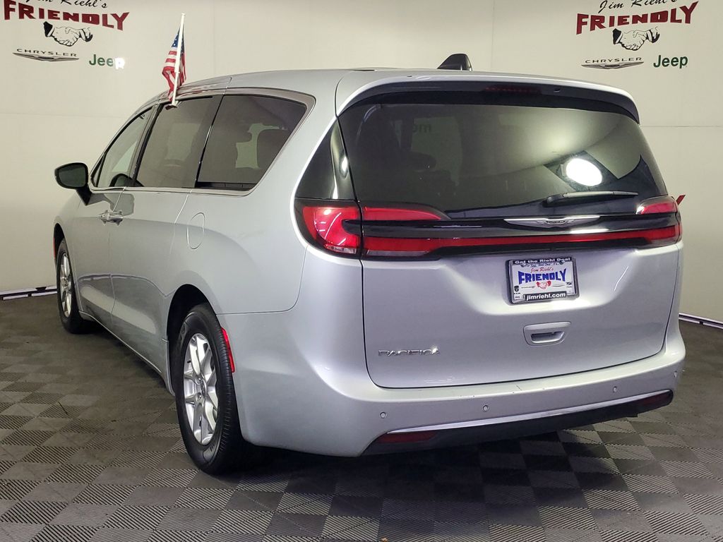2024 Chrysler Pacifica Touring L photo 4