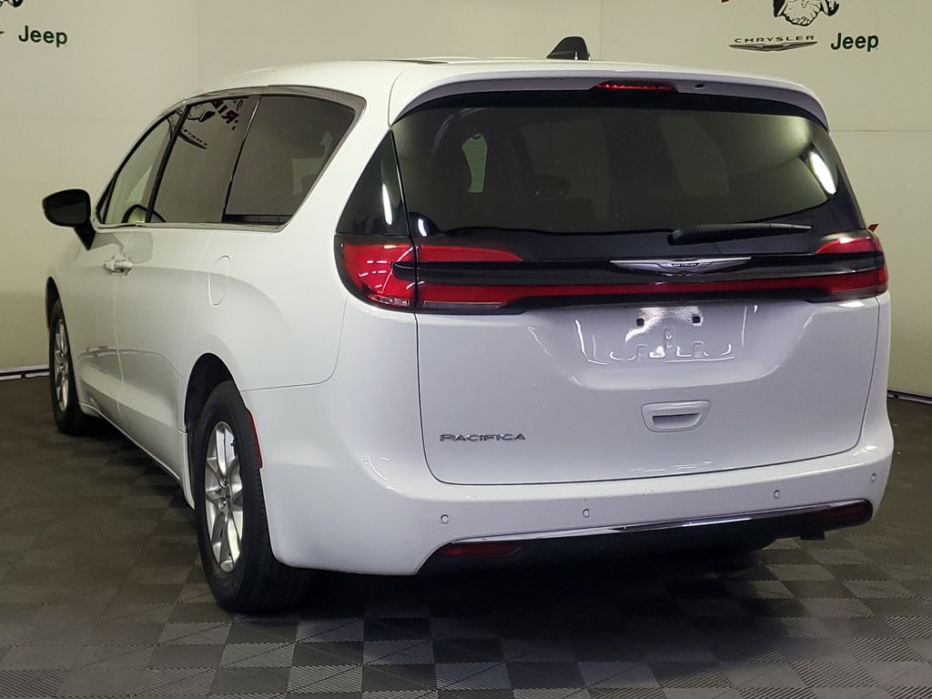 2024 Chrysler Pacifica Touring L photo 4