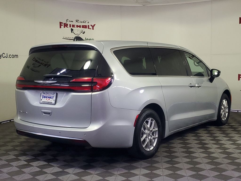 2024 Chrysler Pacifica Touring L photo 3
