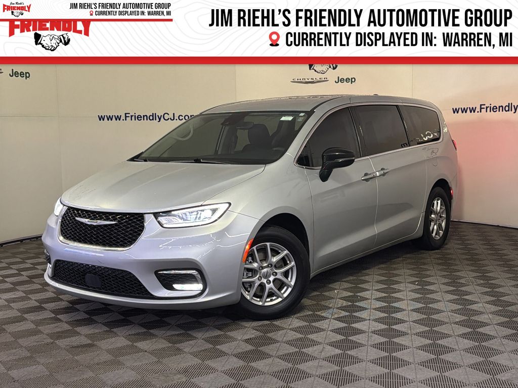 2024 Chrysler Pacifica Touring L's photo