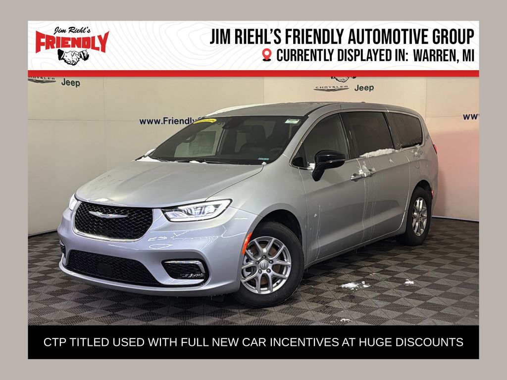 2026 Chrysler Pacifica Select's photo