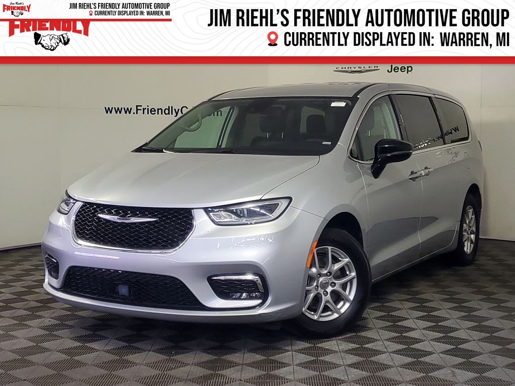 2024 Chrysler Pacifica Touring L's photo