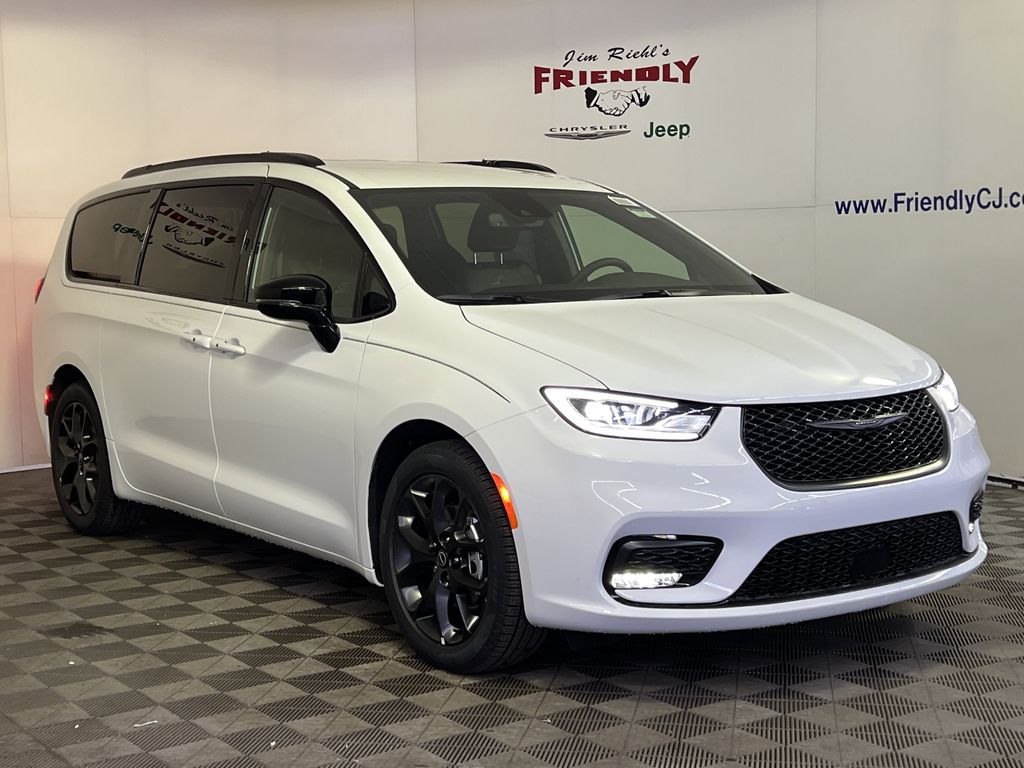 2026 Chrysler Pacifica photo 3