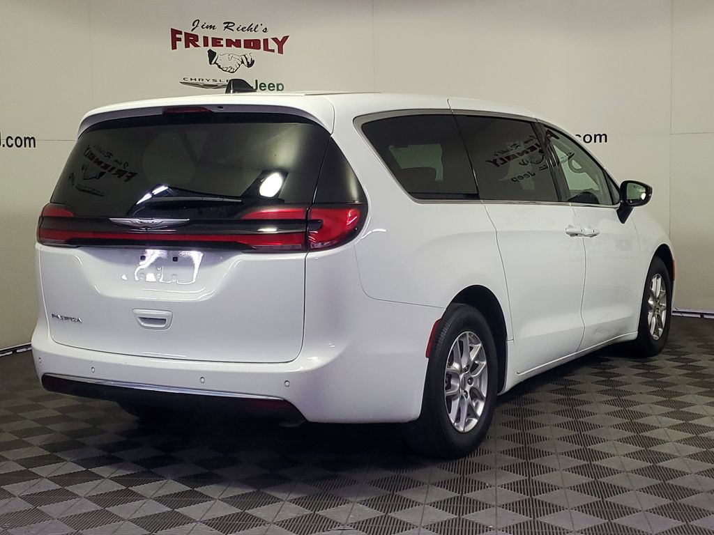 2024 Chrysler Pacifica Touring L photo 3