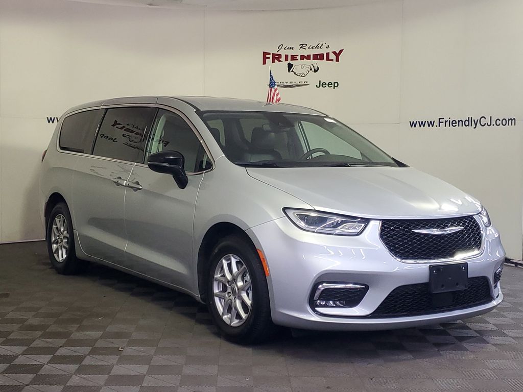 2024 Chrysler Pacifica Touring L photo 2