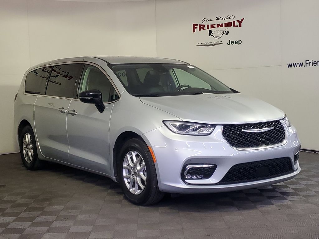 2024 Chrysler Pacifica Touring L photo 2