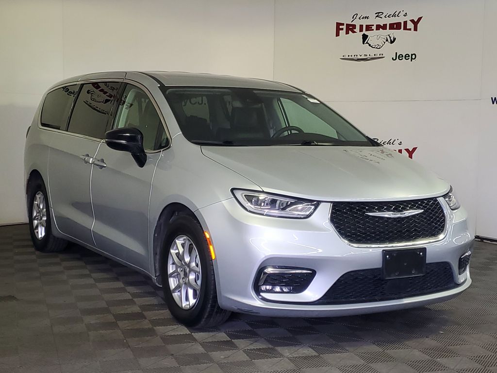 2024 Chrysler Pacifica Touring L photo 2