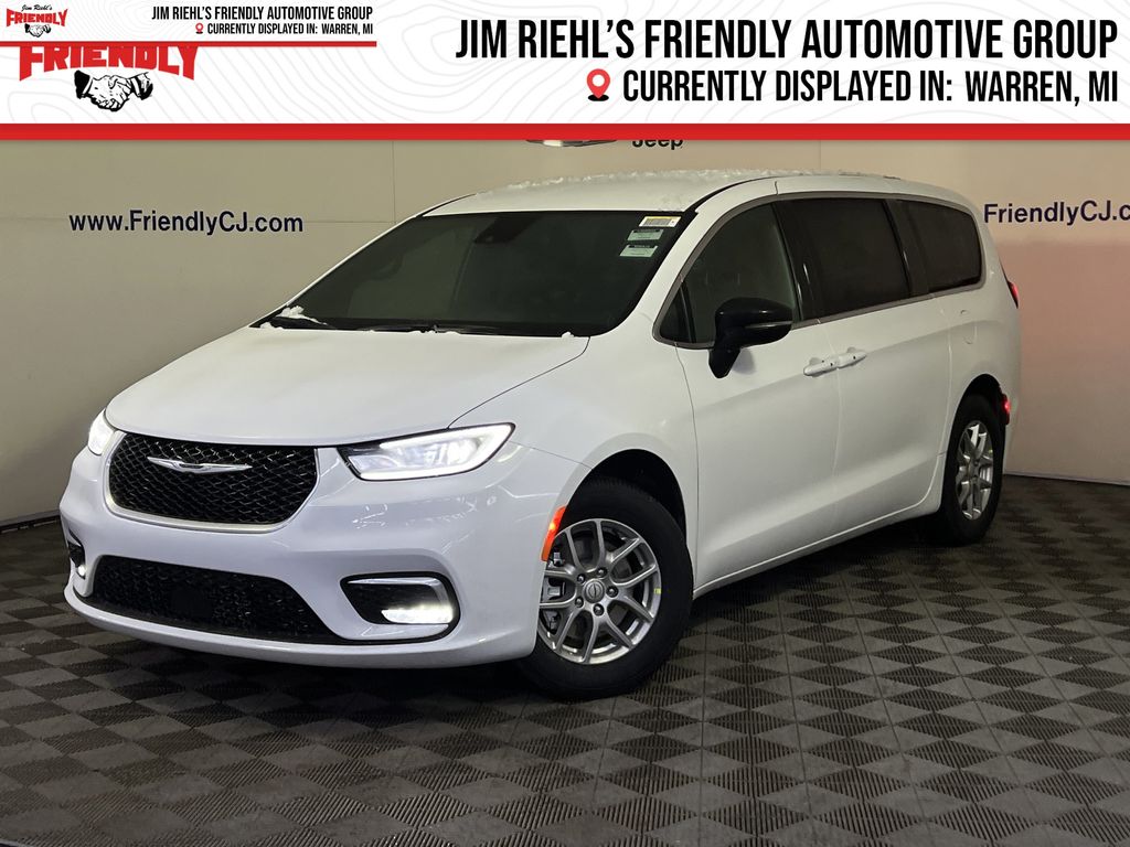 2026 Chrysler Pacifica Select's photo