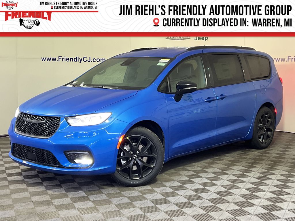 2026 Chrysler Pacifica Select's photo