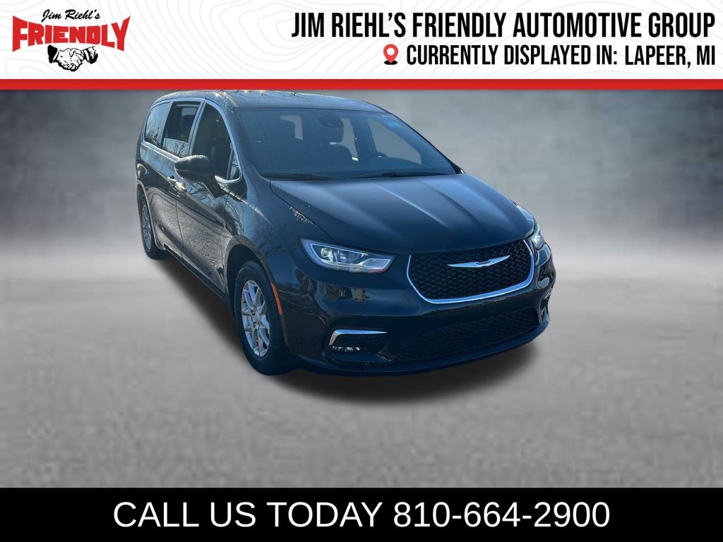 2026 Chrysler Pacifica Select's photo