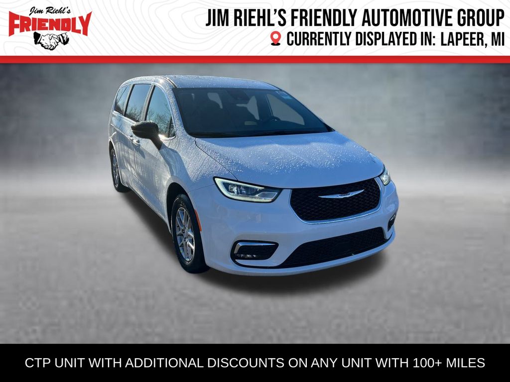 2026 Chrysler Pacifica Select's photo