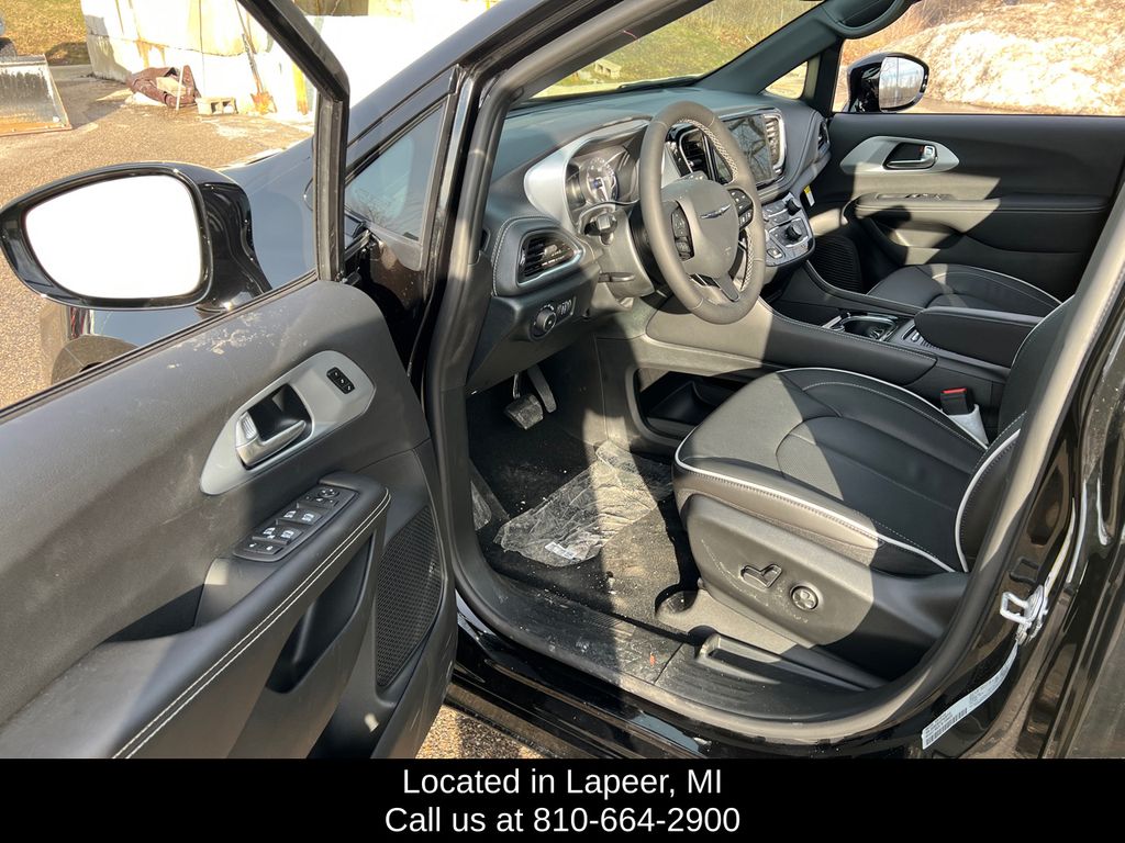 2026 Chrysler Pacifica Limited - Photo 15