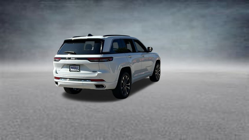 2025 Jeep Grand Cherokee Overland photo 3