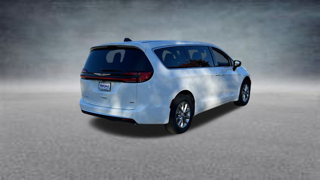 2026 Chrysler Pacifica photo 3