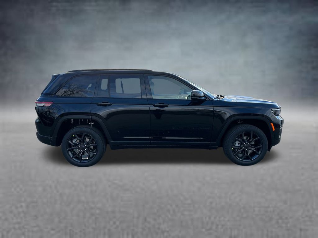 2025 Jeep Grand Cherokee Limited photo 2