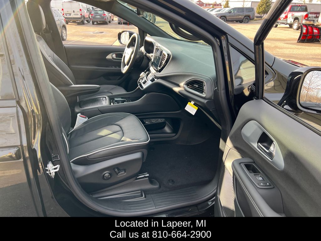 2026 Chrysler Pacifica Limited - Photo 18